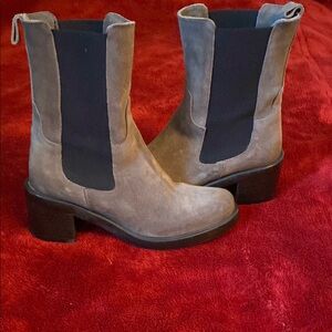 Stylish Tan Chelsea Boots